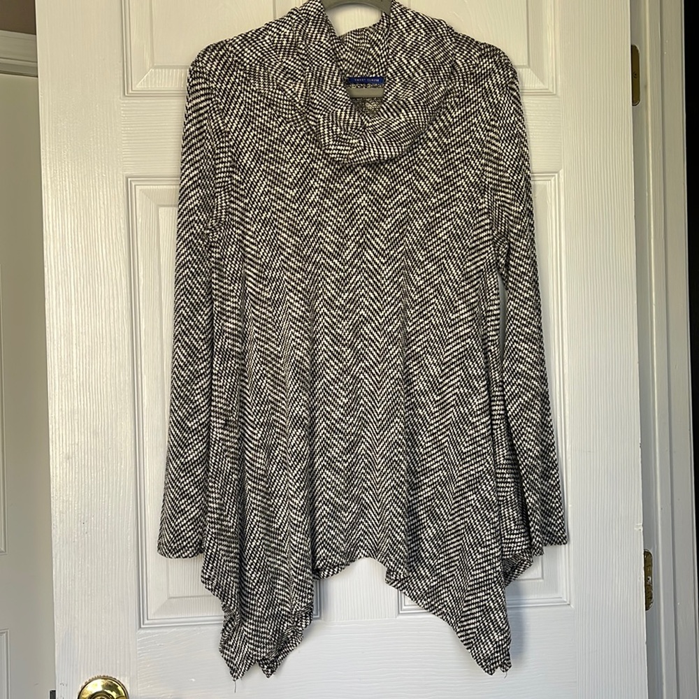 Sweet Claire black and white lightweight knit top UEC!